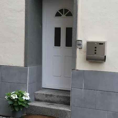 Апартаменты Gemuetliche Im 2og Haus Zur Vulkaneifel